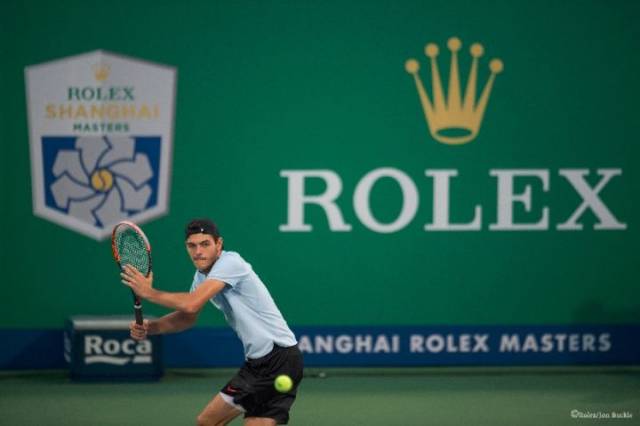 贝克汉姆捧杯狂喜，14岁小七穿抹胸太成熟，大儿子却在家熬汤